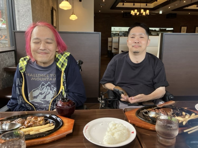 なおさんの自立3周年祝いに肉の万世で、ハンバーグを食べに行ってきました！